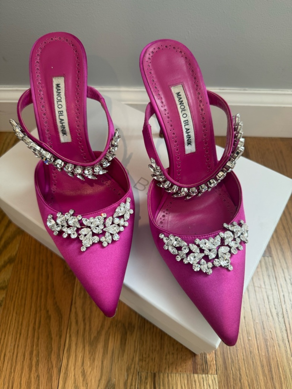 Manolo Blahnik Pink Satin Lurum 90 heels size 41